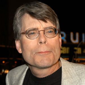 headshot of author stephen king.